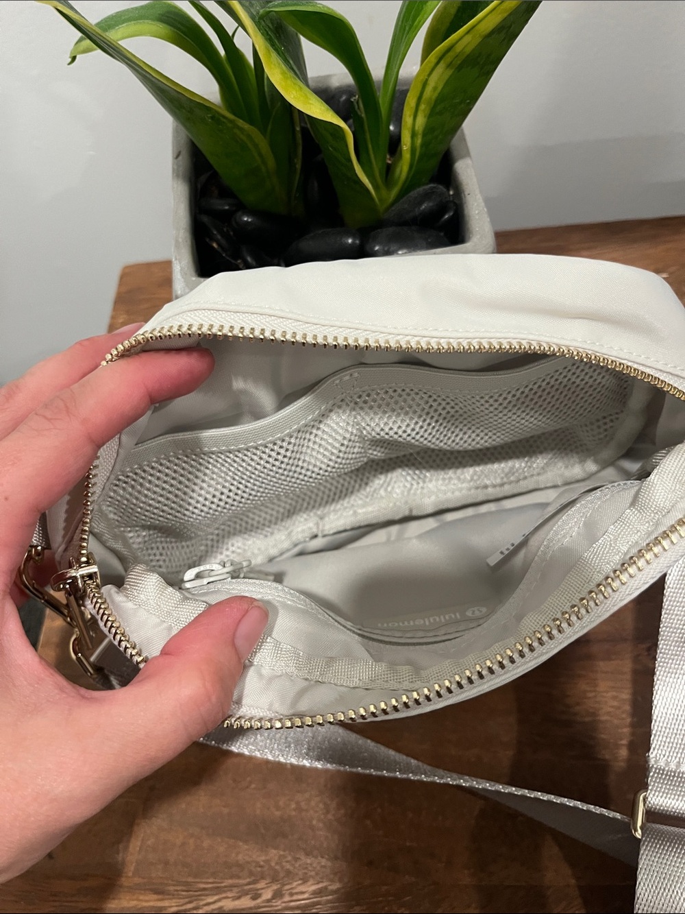 🖤 Lululemon | 2 L | Cream/White/Opal Crossbody Bag with Adjustable Strap - Picture 5 of 6